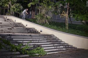 Adrien Bulard en frontside blunt à San Juan pour skate.fr Magazine
