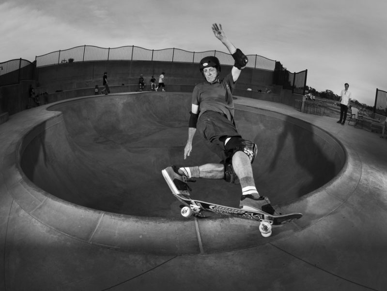 Skateboarder Tony Hawk en frontside hurricane shooté par Grant Brittain en 2014