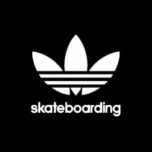 logo adidas skateboarding blanc sur fond noir